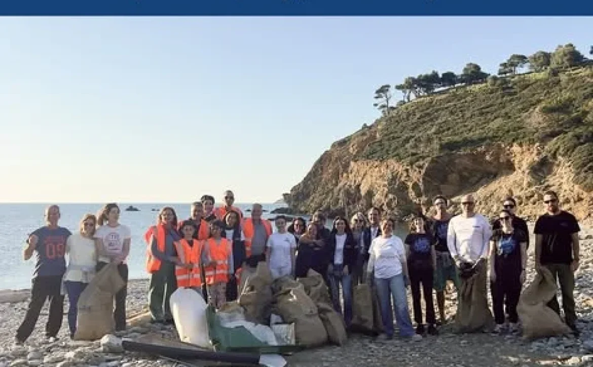 Με επιτυχία πραγματοποιήθηκε ο καθαρισμός της παραλίας Τσουκαλιά στην Αλόννησος, την Κυριακή 26/4, στο πλαίσιο εθελοντικών δράσεων για την προστασία του φυσικού περιβάλλοντος