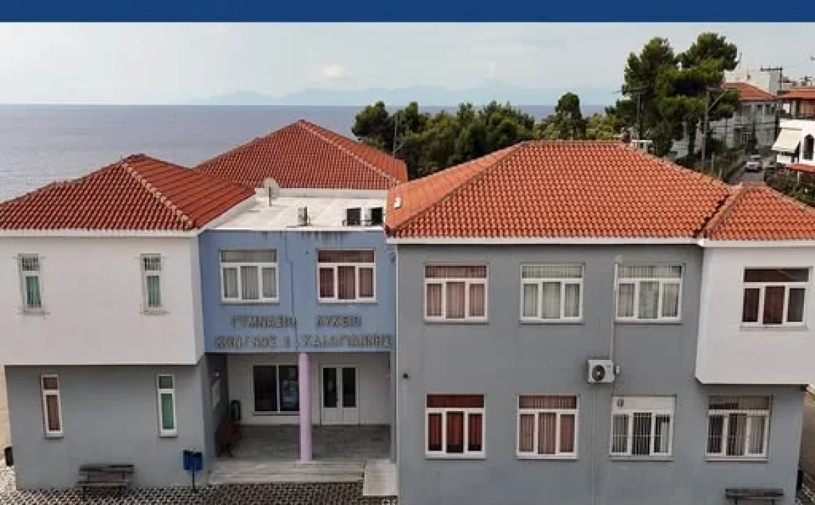 May be an image of ‎text that says '‎ل) IKION ΔΗΜΟΣ ΑΛΟΝΝΗΣΟΥ Συγχαρητήρια στους μαθητές της Αλοννήσου FRIMRAZIO NYKEIO ON/ NOE AN/ROZ KARDMARNHE KOM/ROB1/KARD/ARNHZ ARNHE ARDIIA ា្វុយបត្ពក Τις ευχές όλων μας για καλή πρόοδο & κάθε επιτυχία στο νέο σας ξεκίνημα.‎'‎